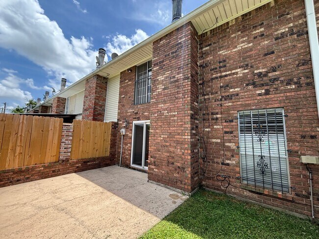 Building Photo - MOVE IN READY! SPACIOUS TOWNHOME IN BOSSIE...