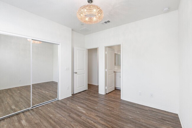 Building Photo - Available now! Beautiful 2 bedroom 2.5 bat...