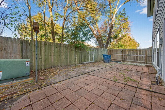 Building Photo - 3006 Palace Oaks Dr