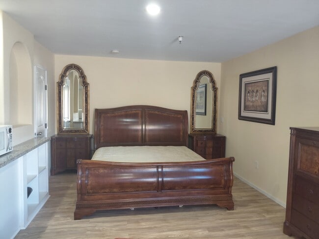Building Photo - 401 Washingtonia Dr