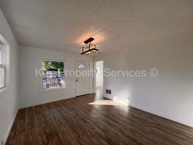 Building Photo - Renovated Longview Cottage with Huge Yard!