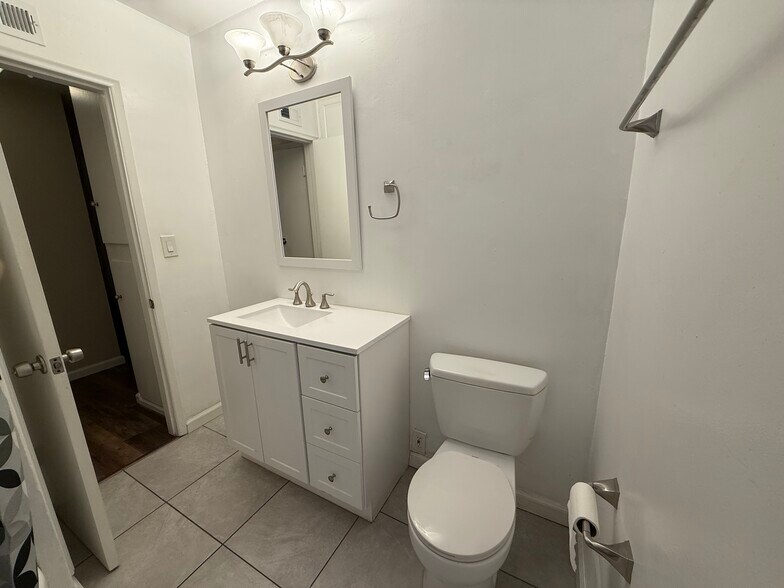Building Photo - 6585 Delbarton St