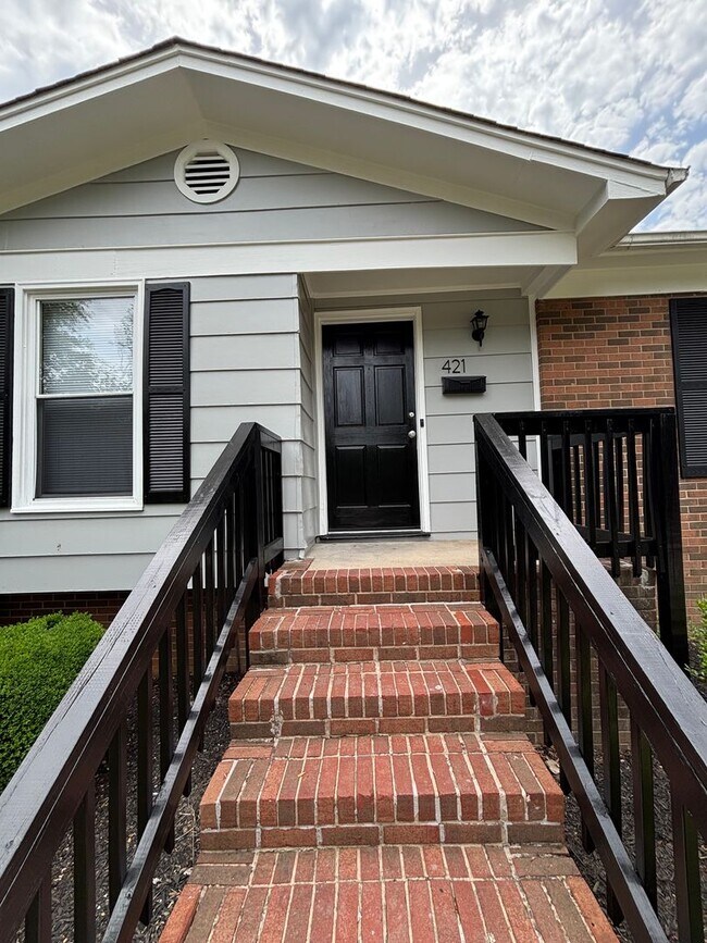 Building Photo - 421 Forest Hill Ave
