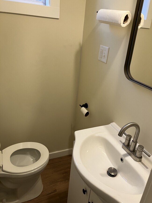 Building Photo - 1030 E 6th Ave