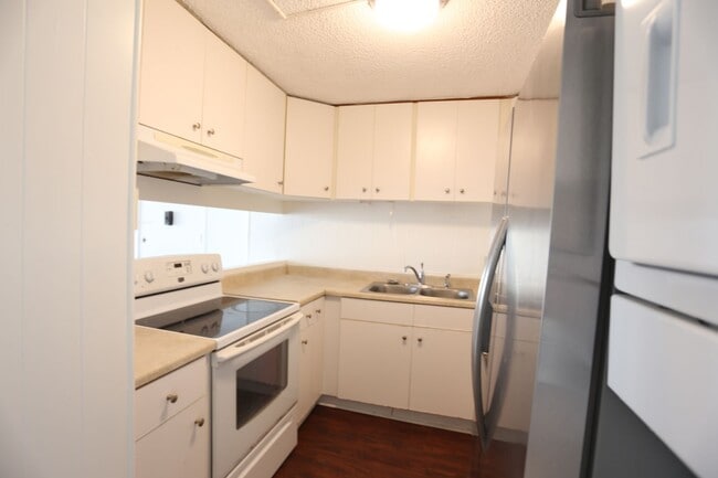Building Photo - Liliuokalani Plaza – 2 bedroom, 2 bath with 1 covered parking