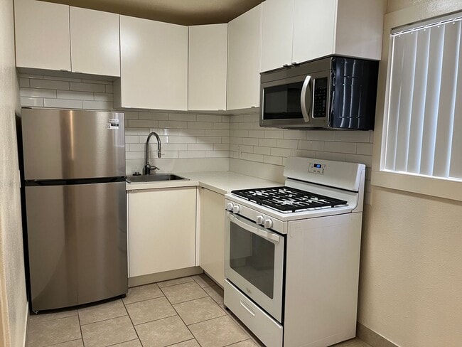 Building Photo - **MOVE IN SPECIAL $500 OFF 1st month** Cha...