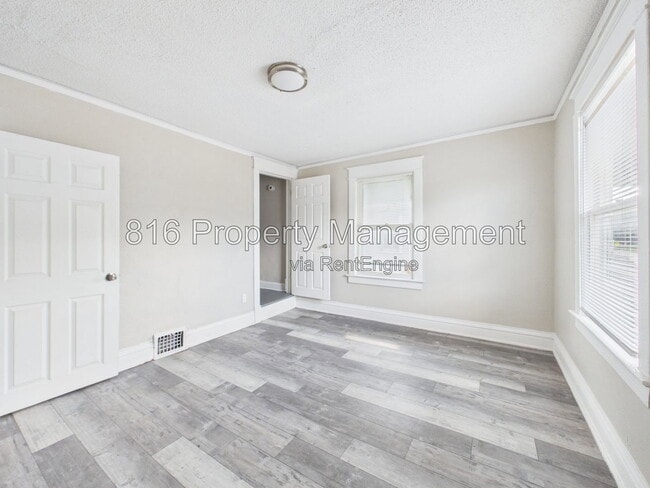 Building Photo - 3205 E 31st St