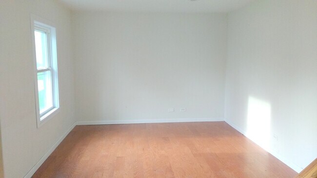 Building Photo - Cozy Townhome Available right away for living!!