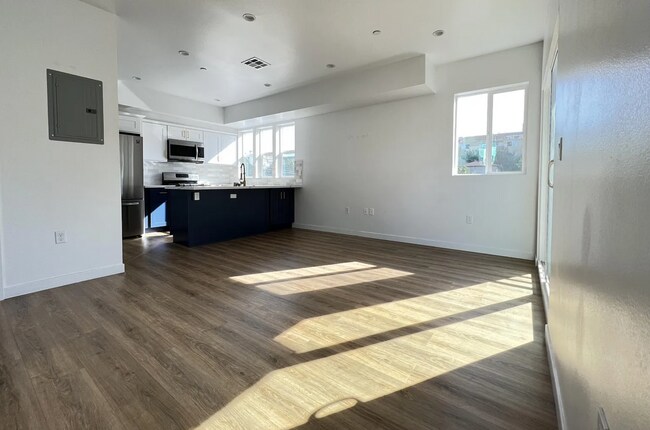 Building Photo - 3-story townhome is optimized for your L.A lifestyle 1st month free!