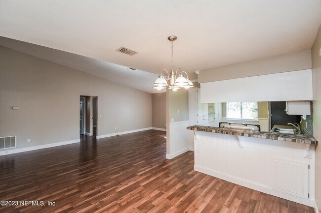 Building Photo - 10927 Horse Track Dr E