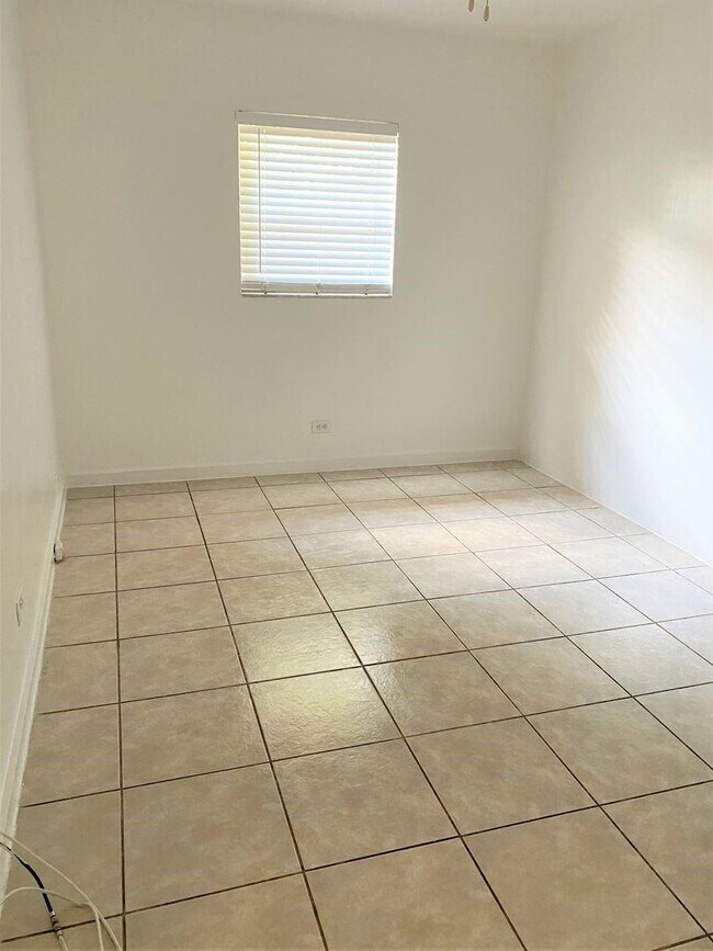 Building Photo - 715 SW 14th Ave