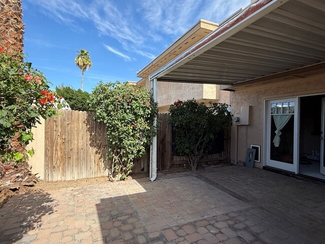 Building Photo - Beautiful END UNIT Scottsdale Townhome In The Heart Of Scottsdale