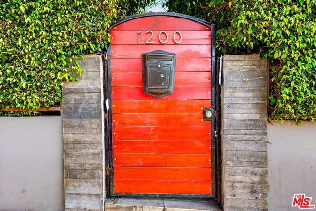 Building Photo - 1200 Tamarind Ave