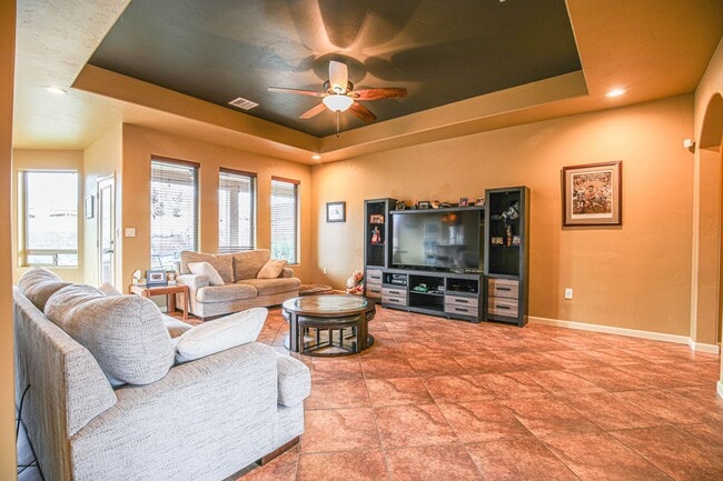 Building Photo - Beautiful 4 Bed 2 Bath - Dogs Allowed!