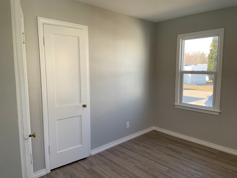 Building Photo - 343 E Lakewood Blvd