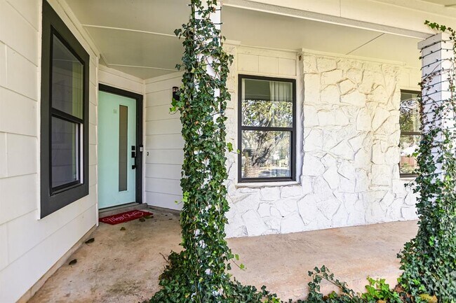 Building Photo - 3705 Alexandria Dr