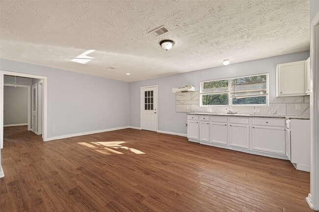 Building Photo - 6058 Glenhurst Dr