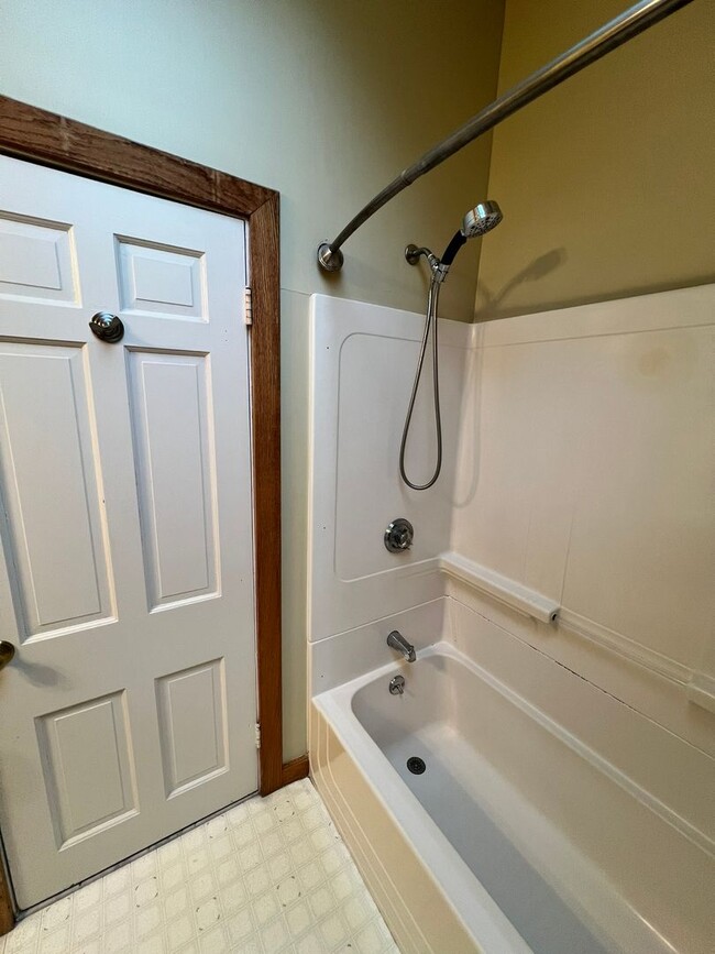 Building Photo - Beautiful, Single Family Colonial for Rent in Springfield!