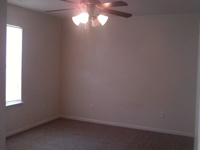 Building Photo - 3 bed 2 Bath duplex!