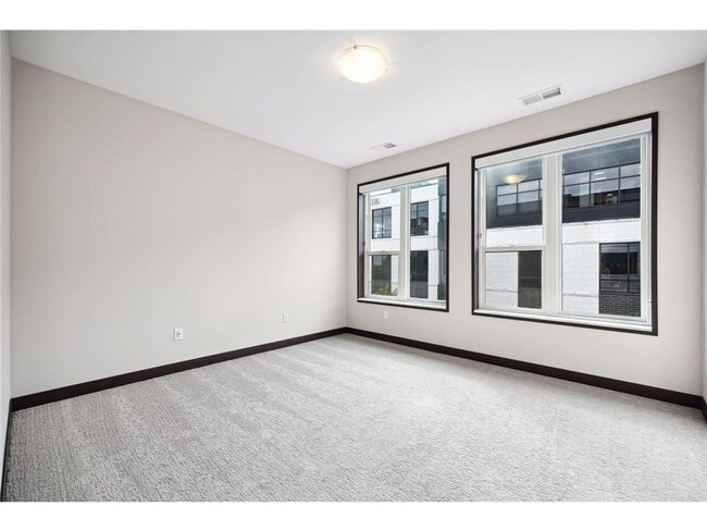 Building Photo - 253 Lake St E