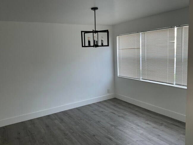 Building Photo - 5662 Parke Ave