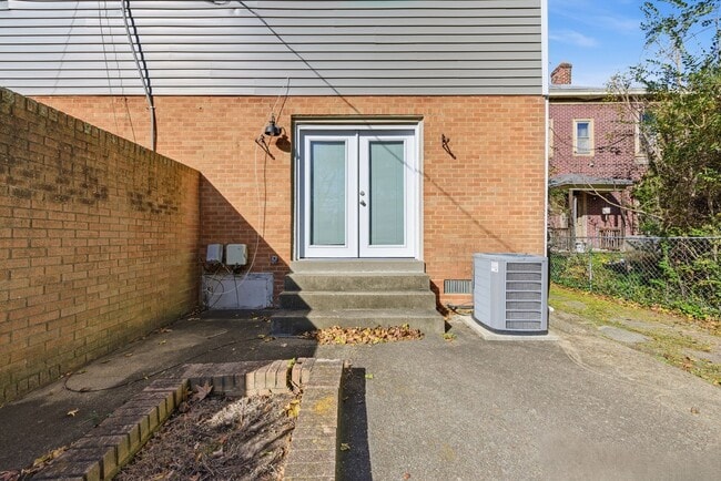 Building Photo - Charming 2-Bedroom Home with Hardwood Floors in North Highland Park