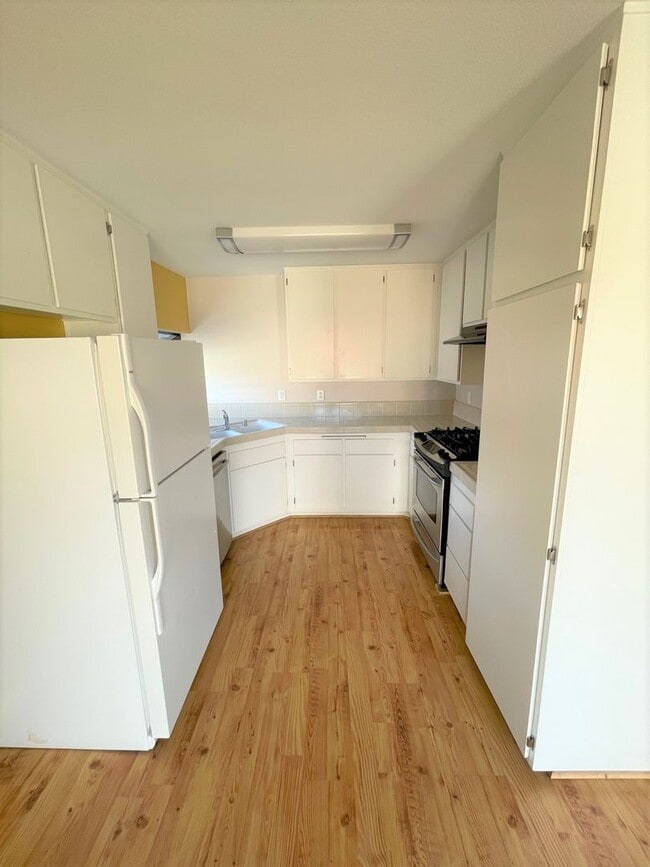 Building Photo - Updated Parkside Condo with Large Deck!