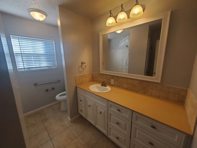 Building Photo - Nice 3 bedroom 2 bath home with fenced in ...