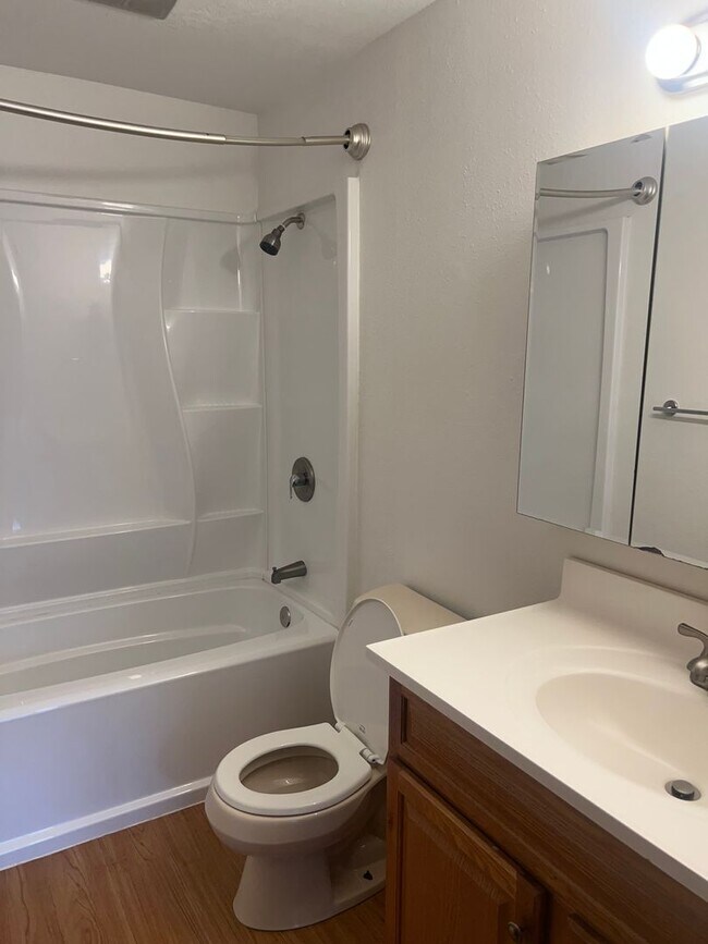 Building Photo - Open Concept: 3 Bed, 1.5 Bath Hidden Gem!