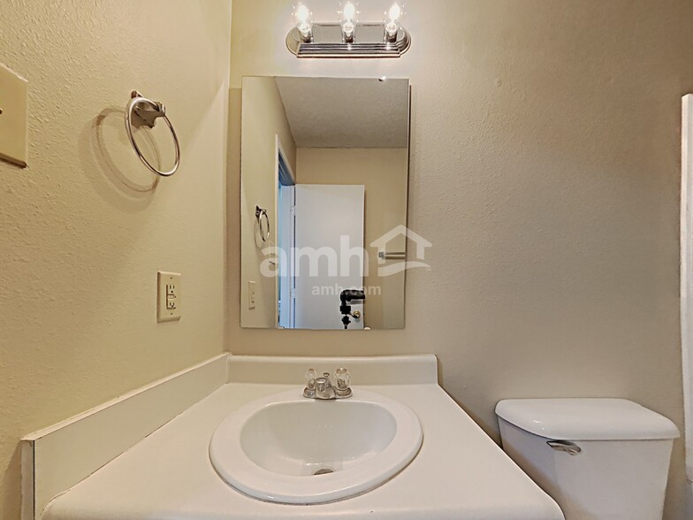 Building Photo - 8450 Ash Grove Dr