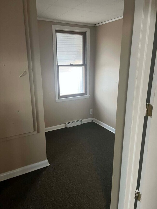 Building Photo - 901 W 7th St