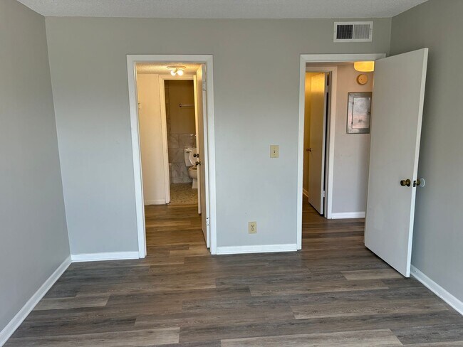 Building Photo - 515 Basswood Ave