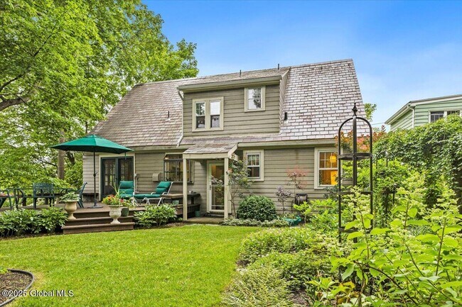 Building Photo - 73 Oakwood St