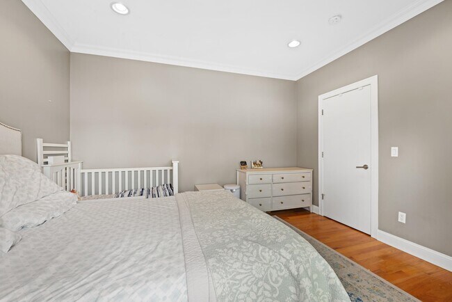 Building Photo - 165 Thorne St