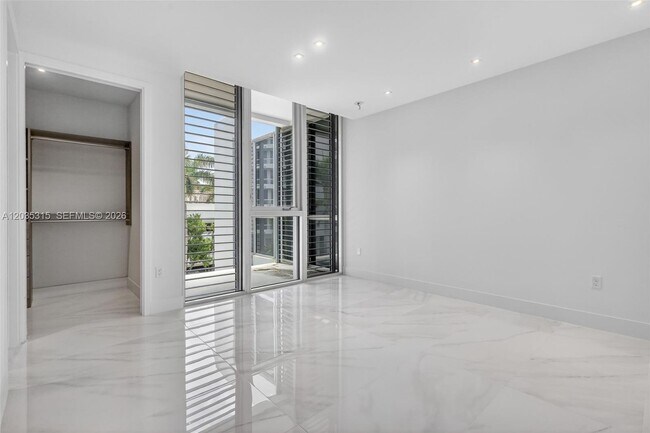 Building Photo - 3750 Yacht Club Dr
