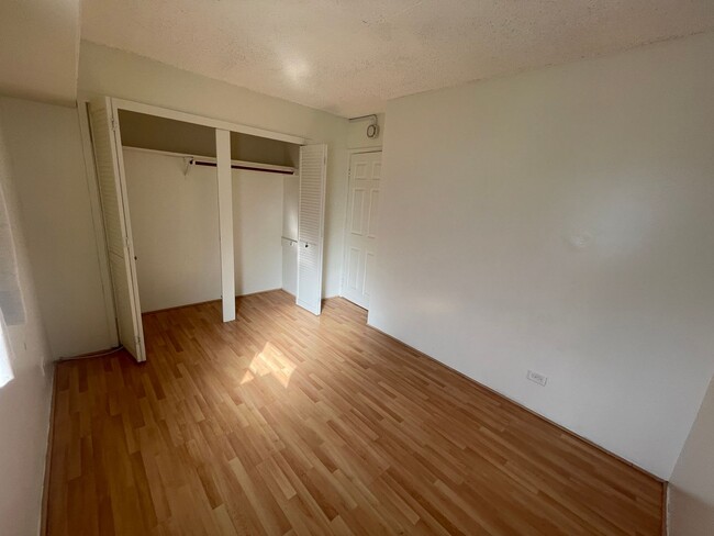 Building Photo - 2 Bedroom 1.5 Bathroom at Keoni Ana Waikik...