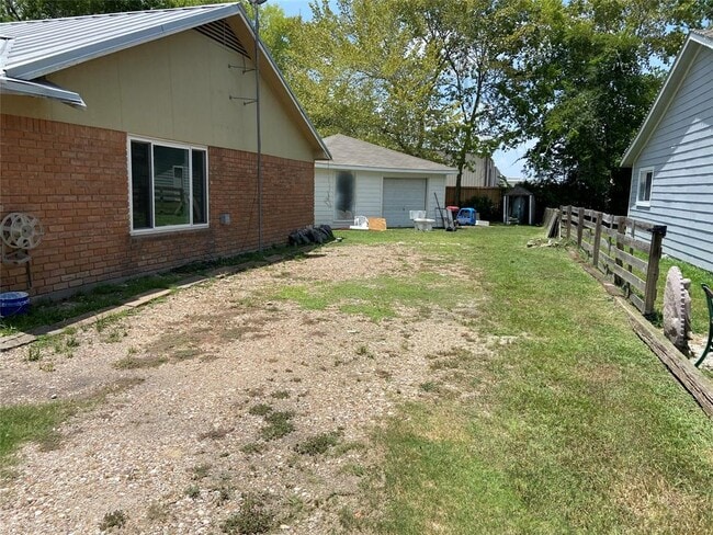 Building Photo - 3329 Longhorn Dr