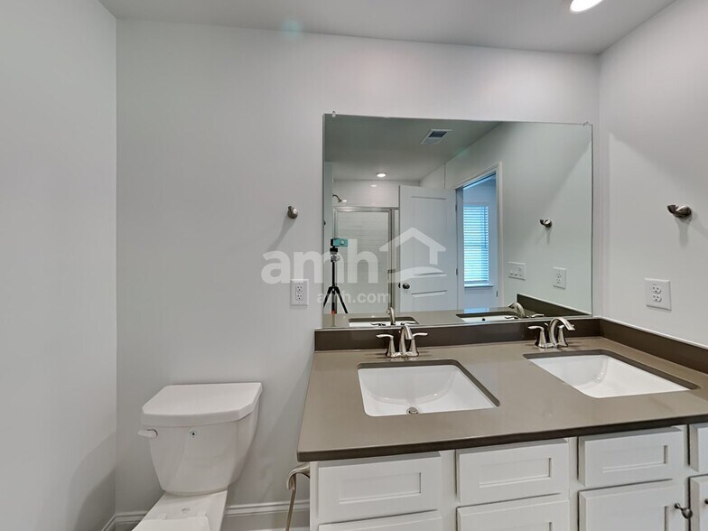 Building Photo - 1051 Highland Walk