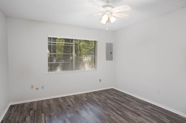 Building Photo - Great Location! 2/1 Duplex Near Downtown Fort Worth