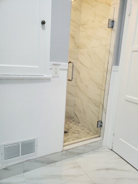 Building Photo - 1070 Masselin Ave