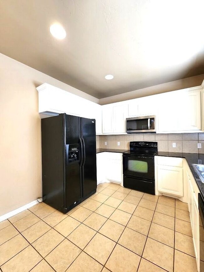 Building Photo - 4 Bed 2 Bath 2 Car Garage Executive Duplex in the Oxford Park Addition