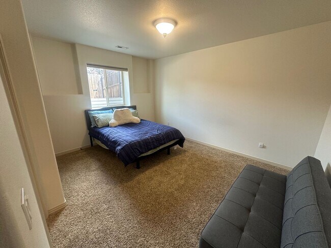 Building Photo - Amazing, Large & Beautiful Lakewood Home A...
