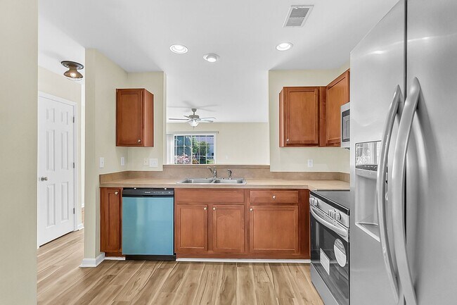 Building Photo - Easy, Modern Comfort in a Prime Charleston Location!