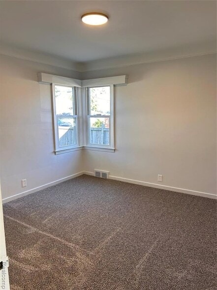 Building Photo - 15161 Sprenger Ave