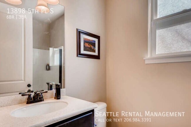 Building Photo - Burien - Rare 6 Bedroom Home Hidden Betwee...