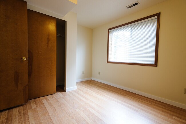 Building Photo - 8bed, 4 BA House, Close to University Village!!