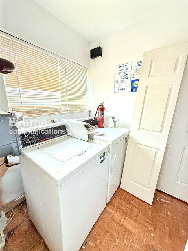 Building Photo - 15601 Schoolcraft Rd