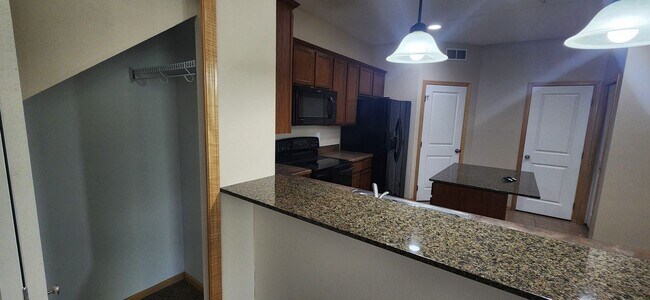 Building Photo - Rare 3 bedroom, 2.5 bathroom rental home w...