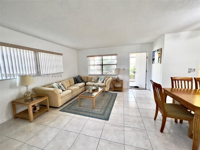 Building Photo - 501 Blue Heron Dr