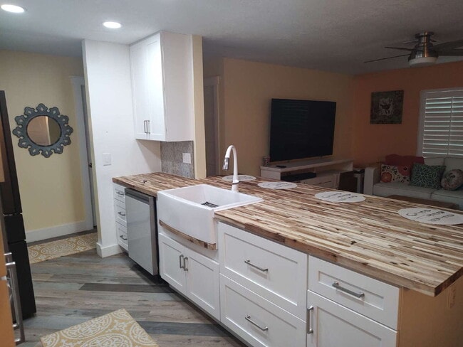 Building Photo - "Fully Furnished 2-Bedroom 2 Full Baths in New Port Richey – Your Perfect Retreat Awaits!"